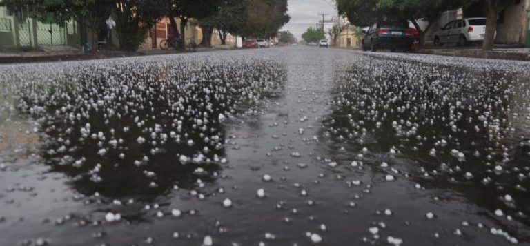 Granizo surpreende moradores e marca chegada de frente fria em MS