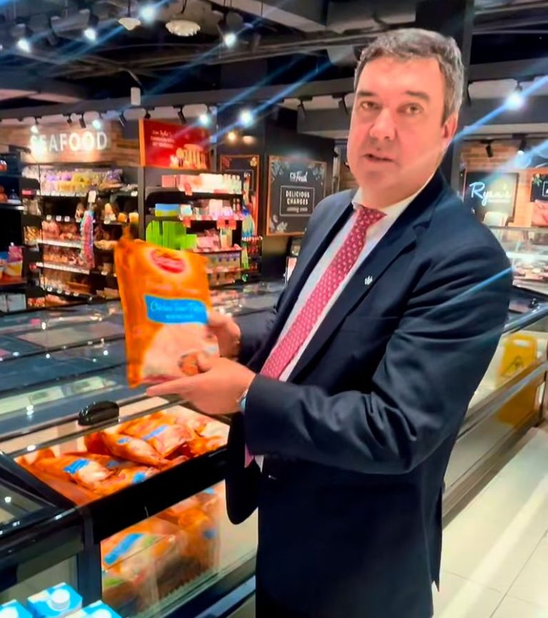 Riedel visita mercado em Singapura e mostra frango brasileiro