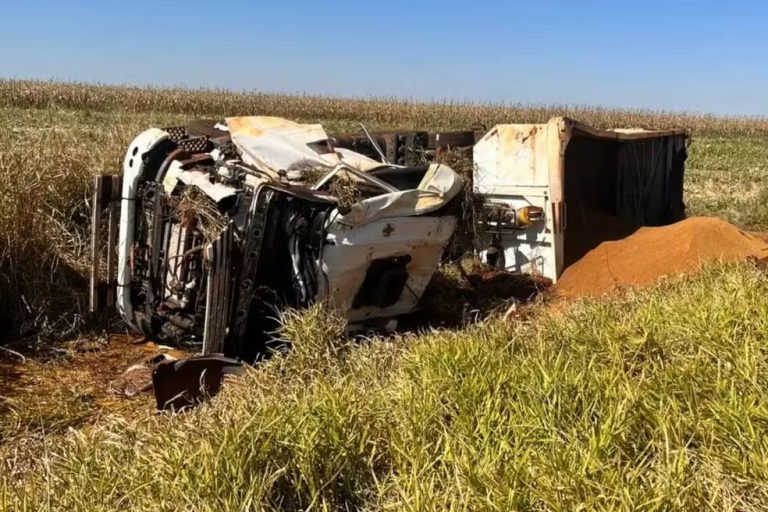 Motorista morre após colidir carro com carreta bitrem na MS-162