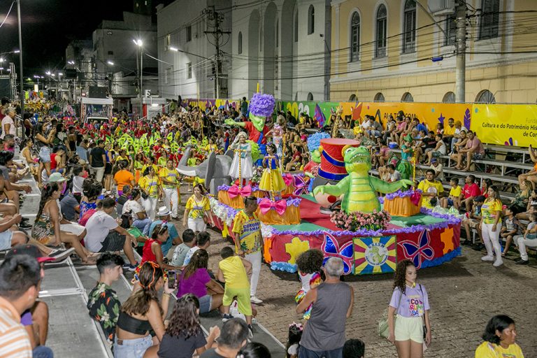 Prepare o protetor solar e a capa de chuva: Carnaval terá calor de 39°C e temporal