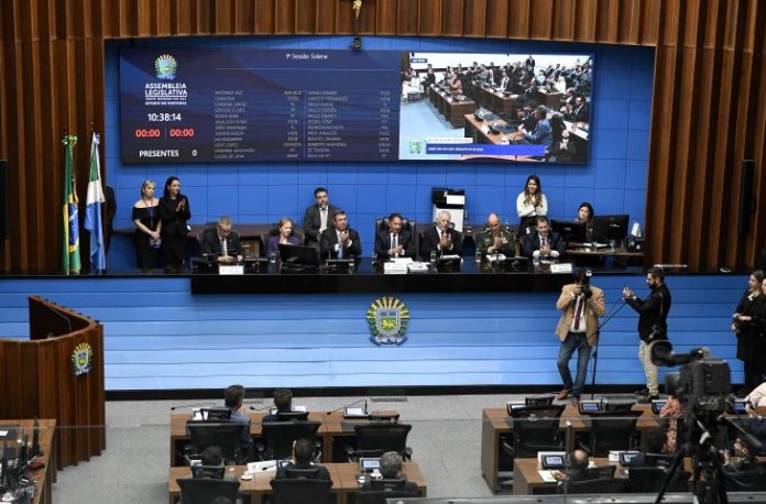 Sessao-Solene-de-abertura-da-4a-Sessao-Legislativa-da-12a-Legislatura-Foto-Bruno-Rezende-16-730x480