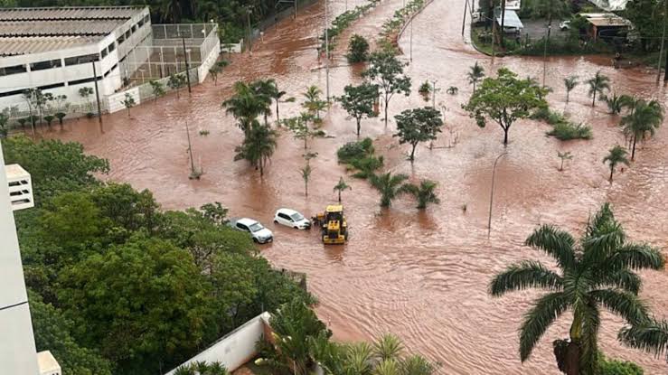 Temporal supera previsão e eleva nível de alerta em Campo Grande
